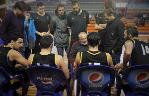 Javier Rodríguez Walls da las instrucciones a sus jugadores durante un tiempo muerto. / Foto: www.cdbenriquebenitez.com.