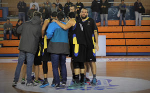 Los jugadores del Por Huelva celebran el triunfo. / Foto: www.cdbenriquebenitez.com.