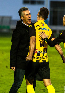 Alejandro Ceballos, entrenador del San Roque, celebrando un gol con Samu. / Foto: J. Losa.