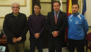 Los protagonistas de la firma del acuerdo entre el Ayuntamiento de San Juan y el Recre IES La Orden.