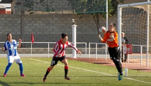 Sara Serrat, en acción en un un lance de un partido. / Foto: www.sportingclubhuelva.com.