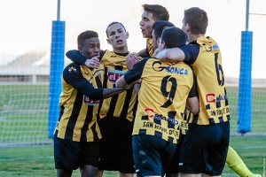 Son, celebrando el segundo gol con sus compañeros. / Foto: J. Losa.