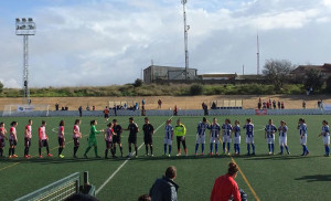 Los dos equipos y los árbitros, antes del arranque del partido. / Foto: @sportinghuelva.