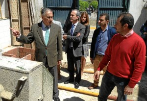 El subdelegado en una visita obras Profea en Aroche. 