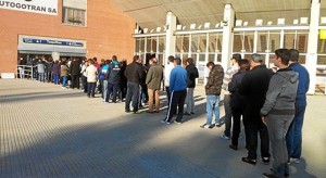 Los abonados del Recre formaron colas para retirar sus localidades adicionales. / Foto: www.recreativohuelva.com.