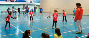 Los niños se lo pasaron en grande en la concentración de minivoley en Punta Umbría.