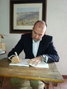 Javier Losa firmando ejemplares