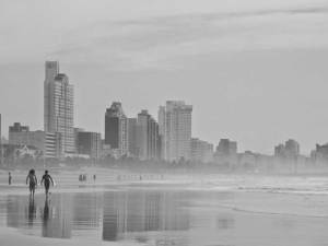 Foto de su marido Víctor y su amigo Antonio en Addington Beach (Durban).