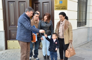 Entrega de las llaves a la pareja de Palos de la Frontera. 