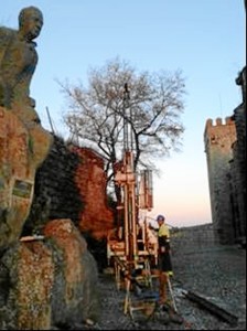 Ejecución del segundo sondeo de investigación en las inmediaciones de la Iglesia del Castillo.