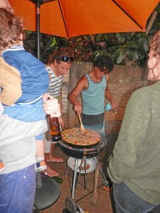 Haciendo una paella con los amigos.