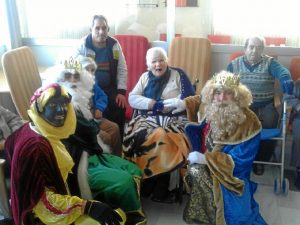 La residencia Nuestra Señora del Carmen de Isla Cristina recibe la visita de los Reyes Magos.