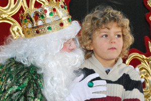 Los isleños más pequeños entregan sus cartas a los Reyes Magos.