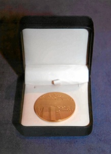 Medalla de Oro del Foro Europa 2001. 