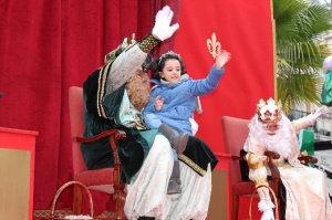 Los Reyes Magos tienen mañana domingo su primera cita con los niños de Huelva a partir de las 17.00 horas en las puertas del Ayuntamiento, donde se está instalando en trono real y se ha organizado una gran fiesta con grupos de animación y talleres didácticos.  Los Magos de Oriente llegarán al Ayuntamiento poco antes de las 17.00 horas y serán recibidos por el alcalde de la ciudad, Pedro Rodríguez. Posteriormente, ocuparán sus tronos, donde acompañados de sus pajes, compartirán la tarde con los más pequeños y recogerán sus cartas. Melchor, Gaspar y Baltasar, permanecerán en el Ayuntamiento hasta que recojan todas las cartas de los niños de Huelva, que cada año son puntuales con esta cita de la ilusión.  Como gran novedad, este año el Ayuntamiento ha organizado una serie de actividades para amenizar la recogida de cartas y entretener a los niños mientras esperan a ser recibidos por sus Majestades. Así, los pequeños de la casa, podrán divertirse con los zancudos, los patinadores y los malabaristas que actuarán a lo largo de la Gran Vía. Además, tienen la oportunidad de participar en los talleres didácticos que se van a instalar en la Plaza d la Constitución, relacionados todos con esta fecha tan emotiva. Pero el gran día será, sin duda, el lunes 5 con la cabalgata, que con un total de 13 carrozas, partirá del Santuario de la Cinta a las 15.30 horas, para recorrer las calles de Huelva y repartir caramelos y mucha ilusión a pequeños y mayores. La cabalgata concluirá sobre las 20.30 horas en la puerta del Ayuntamiento.