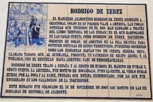 Una placa recuerda en Ayamonte la figura de Rodrigo de Xerez. 