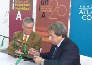 Eugenio Domínguez y Jesús Contreras, firmando el acuerdo.