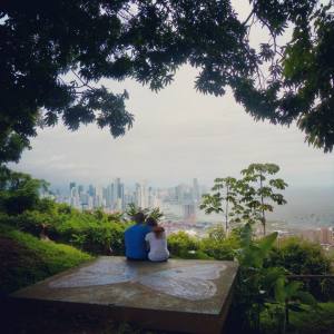 Marta y Daniel desde un mirador en Ciudad de Panamá. 