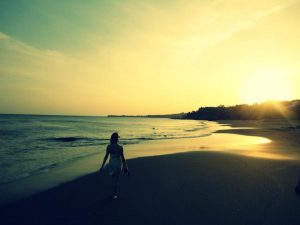 Marta pasea por una de las infinitas playas que alberga Panamá.