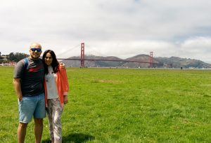 Alejandro y Celia posando junto al Puente de San Francisco.