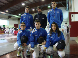 El presidente del Club de Esgrima Huelva, Juan Artero, con los tiradores (de izquierda a derecha, y de arriba a abajo) Mario Artero, Pablo Rodríguez, Enrique Raga, Román López y María Haba.