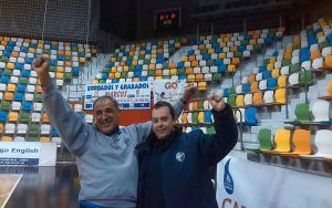El técnico celebró el triunfo ante el Alarcos, junto con su segundo, Fano Bellido, fotografiándose bajo el marcador del Quijote Arena.