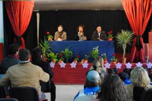 Mesa presidencial del acto.