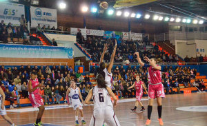 Lanzamiento de Luci Pascua en el partido ante el Gernika. / Foto :@CBConquero.