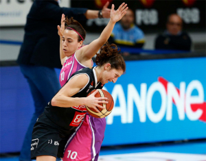 María Asurmendi, en plena acción defensiva. / Foto: www.feb.es.