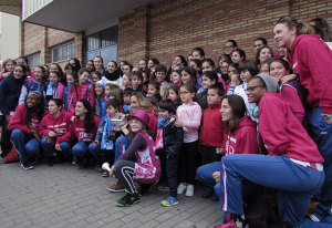 Más de un centenar de personas recibieron a sus jugadoras a su regreso a Huelva.