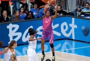 Adaora Elonu, en una acción en la final de la Copa de la Reina. / Foto: www.feb.es.