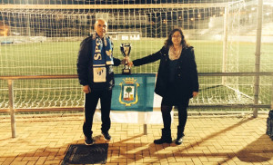 Antonio Toledo, entrenador, y Manuela Romero, presidenta, con la Copa lograda.