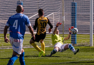 El meta Javi López, muy firme en sus acciones. / Foto: J. Losa.