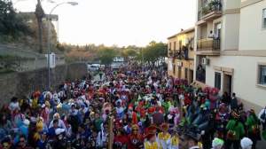 Los olontenses bailando y disfrutando en las calles de Gibraleón con el Gran Pasacalles. 