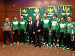 Foto de familia del equipo con los representantes de Caja Rural del Sur en Huelva.  