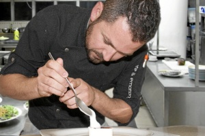 Diego Alfonso Ladrero, trabajando en la cocina.