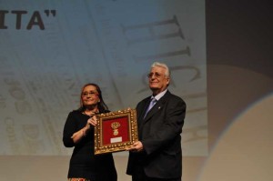 María Luisa Fanea hizo entrega de la Medalla de la Ciudad.