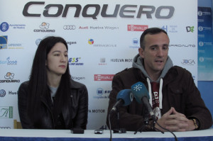 Arantxa Mallou y Gabriel Carrasco, durante la presentación de la jugadora. / Foto: www.cbconquero.es.