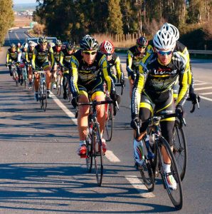 Previo a la presentación, los ciclistas tuvieron un rodaje sobre la carretera.