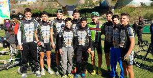 Deportistas de la Escuela Municipal de BTT Olipaterna Suraventura Bikes en la prueba celebrada en Sevilla.