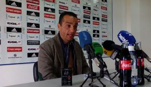 José Luis Oltra, en la rueda de prensa de despedida del Recre. / Foto: @recreoficial.