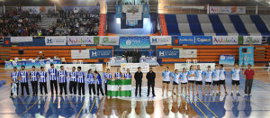 Los dos equipos formando antes del inicio del choque.