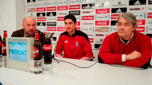 Juan Manuel Pavón, junto a Pablo Comas y Fernando Iturbe en su presentación como nuevo técnico del primer equipo albiazul. / Foto: Prensa Recre.