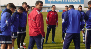 Juan Manuel Pavón, al fondo, durante un entrenamiento. / Foto: www.recreativohuelva.com.