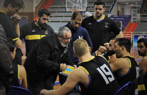 Javier Rodríguez Walls dando instrucciones a sus jugadores.