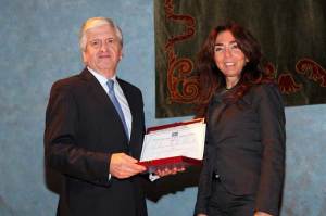 El Dr. Enrique de Porres, consejero delegado de ASISA, recoge el Premio Nacional de Informática de la Salud 2014 concedido por la Sociedad Española de Informática de la Salud (SEIS) y entregado por la directora de Computerworld, María José Marzal.