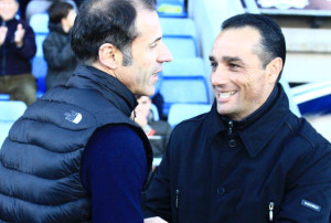 Los técnicos Alberto López y José Luis Oltra se saludan antes del inicio del choque. / Foto: Josele Ruiz.