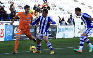 Fernando Vega intenta quitarle la pelota a Manu Lanzarote. / Foto: Josele Ruiz.