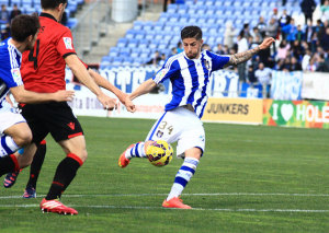 Antonio Domínguez intenta el disparo. / Foto: Josele Ruiz.