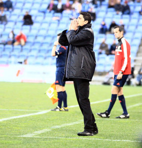 Juan Manuel Pavón, dando instrucciones a sus jugadores. / Foto: Josele Ruiz.